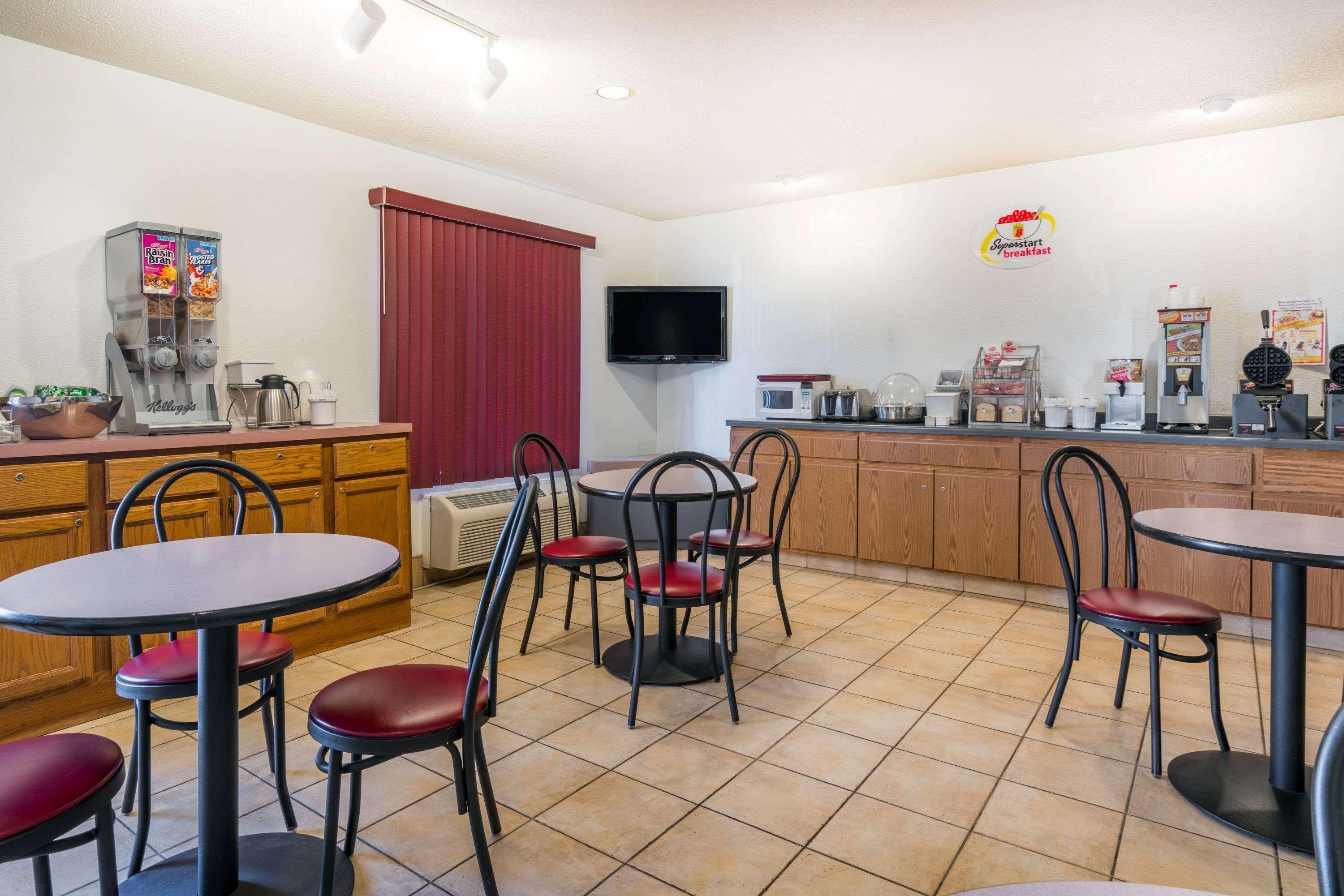 Super 8 By Wyndham Portage Motel Exterior photo