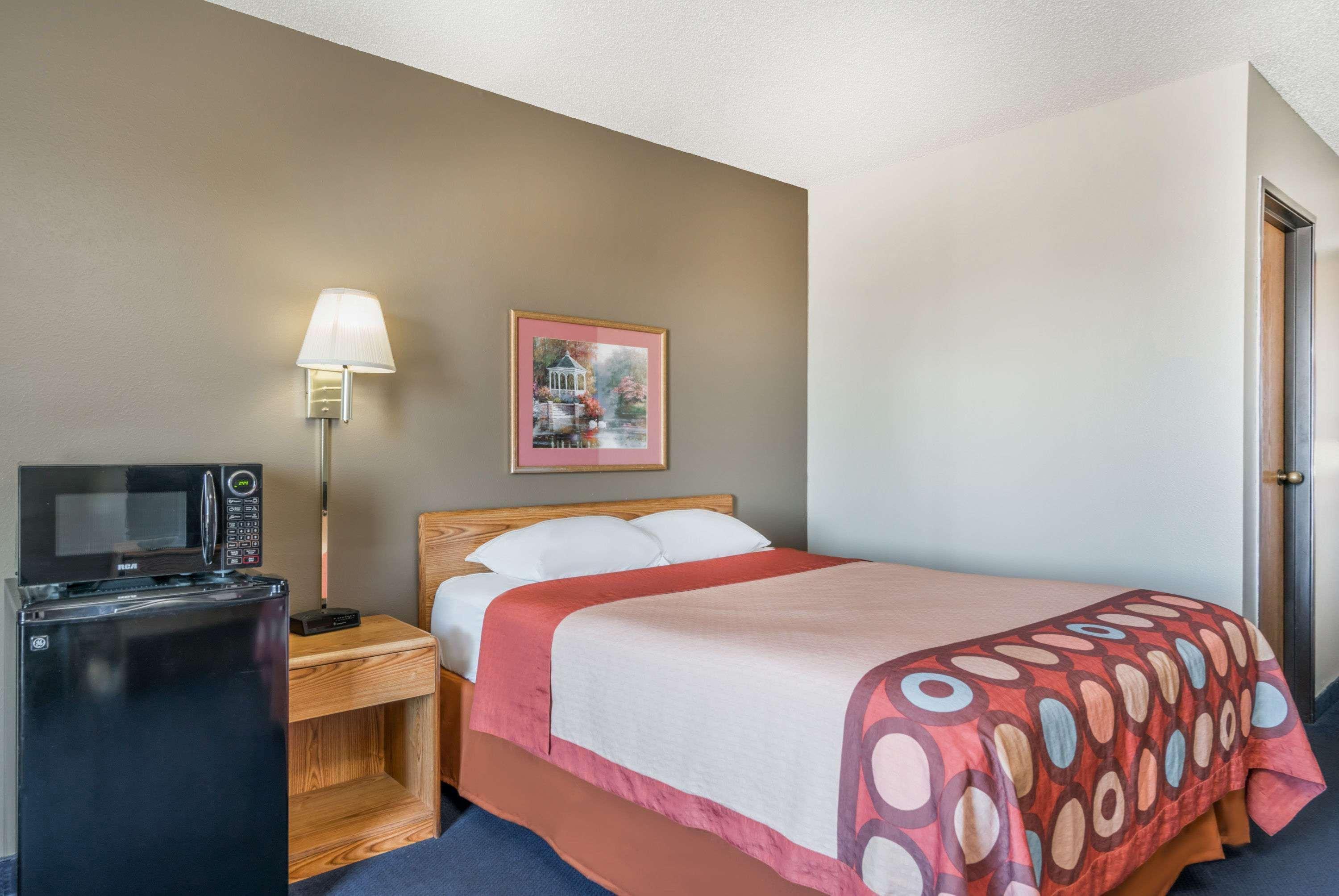Super 8 By Wyndham Portage Motel Exterior photo